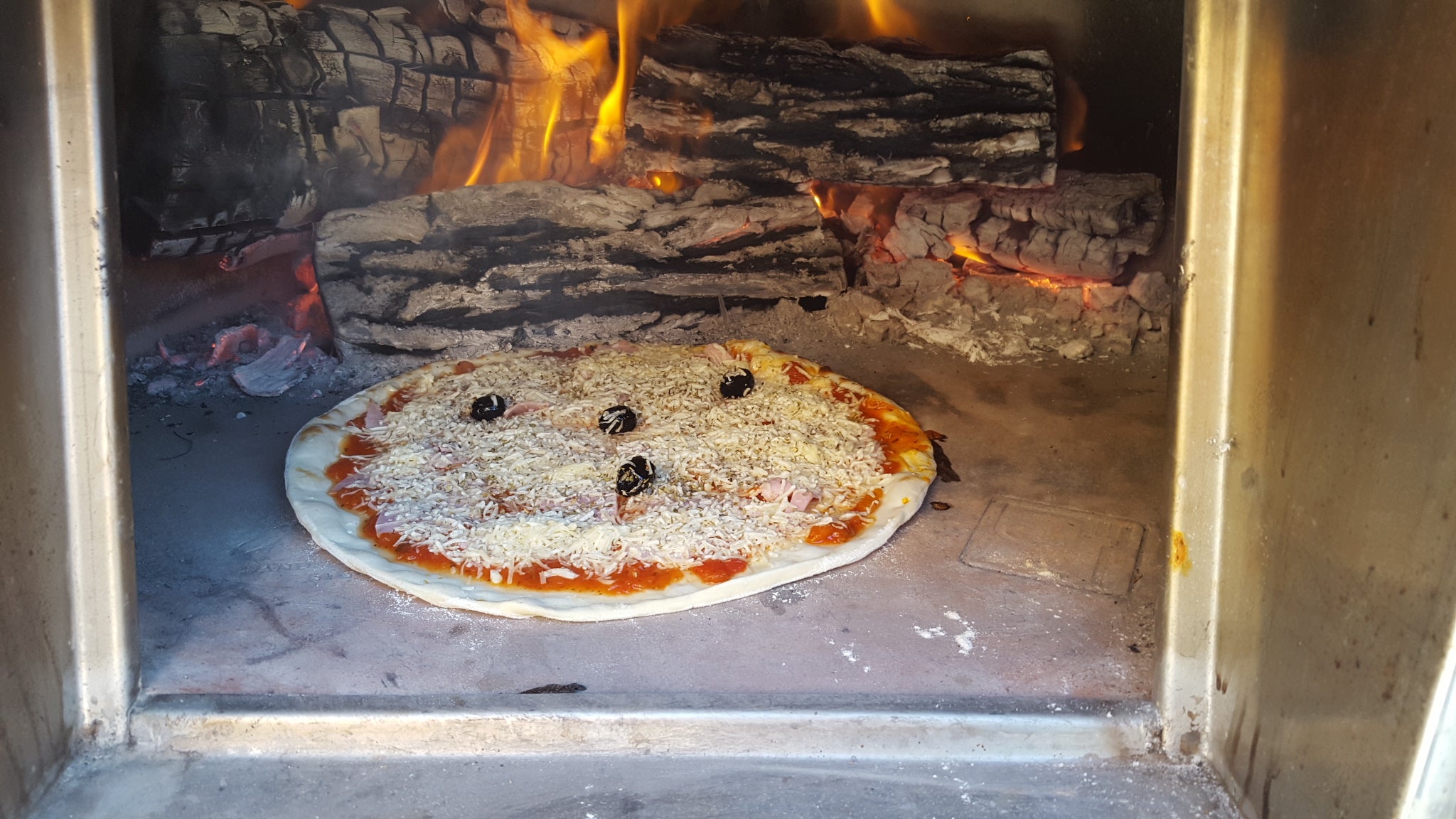 Brava 131 – Barbacoa de esquina de ladrillo con horno y fregadero