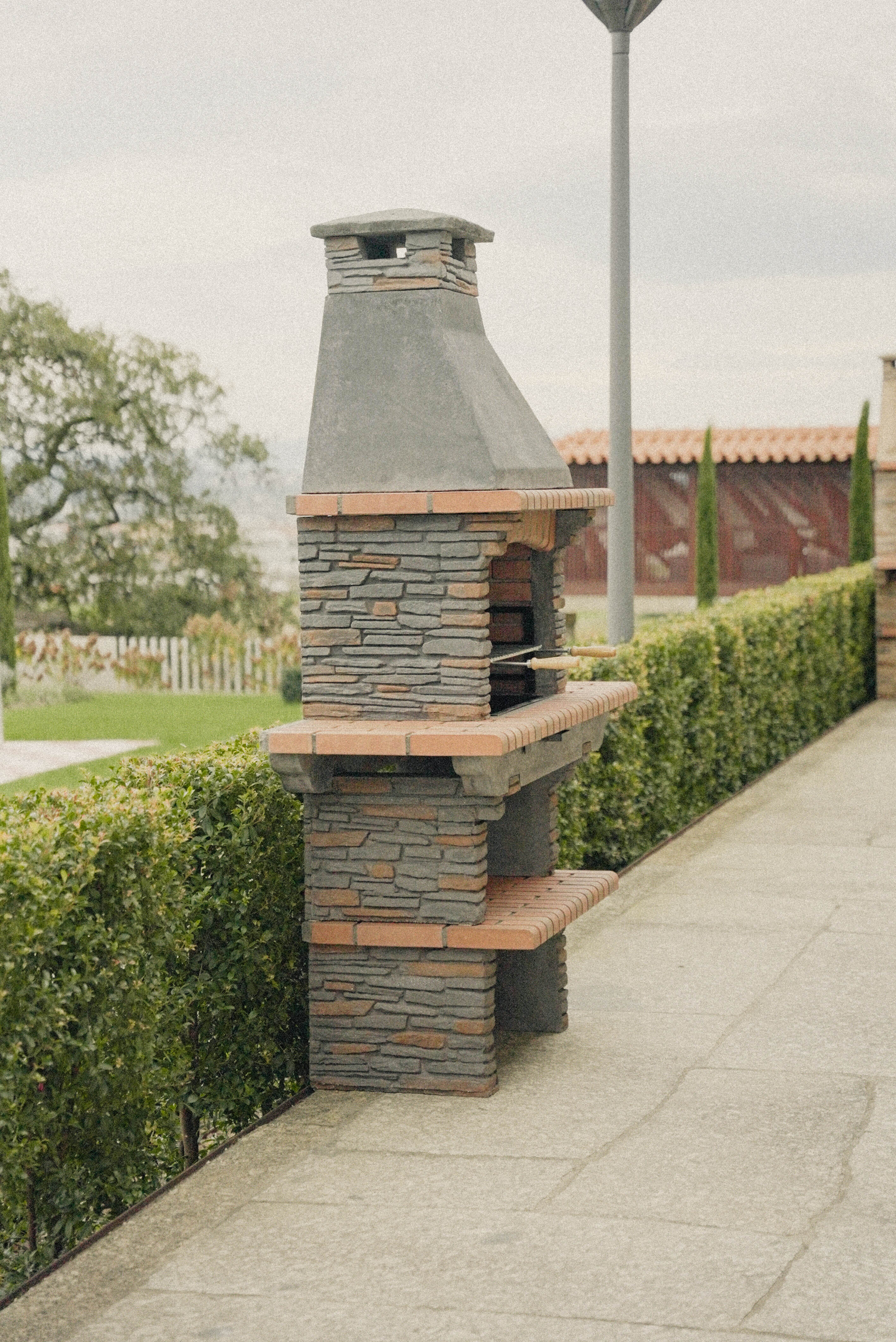 Barbacoa RIVIERA 402 – Piedra reconstituida, chimenea, leña/carbón