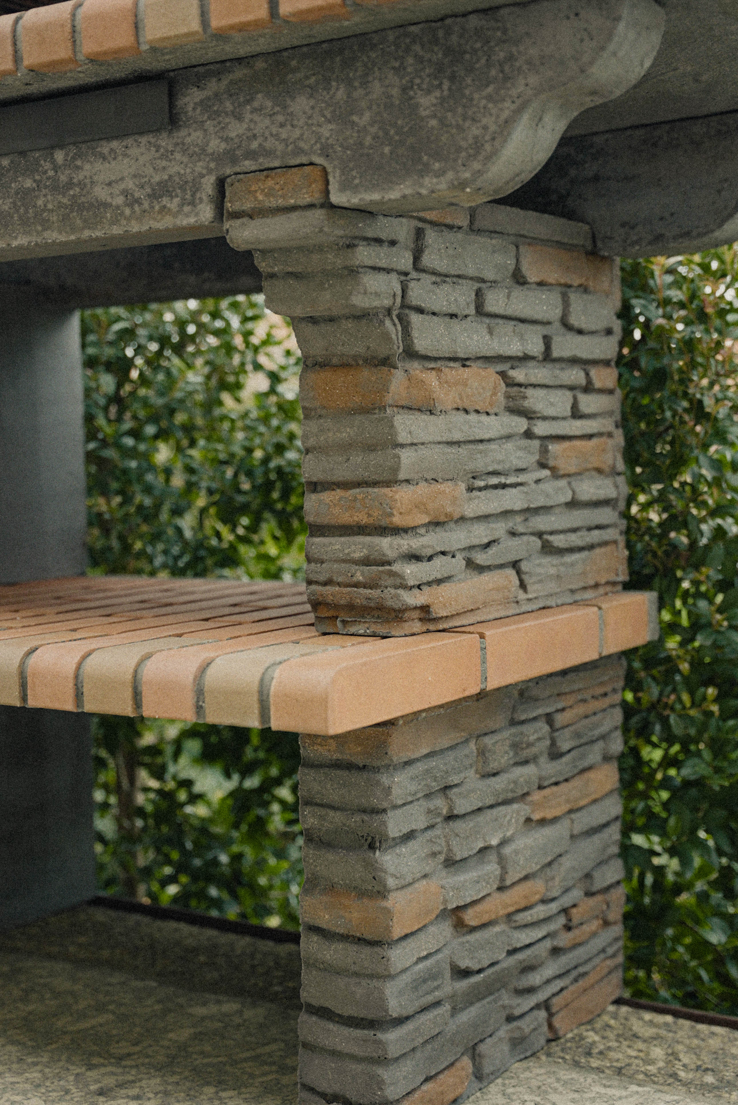 Barbacoa RIVIERA 402 – Piedra reconstituida, chimenea, leña/carbón