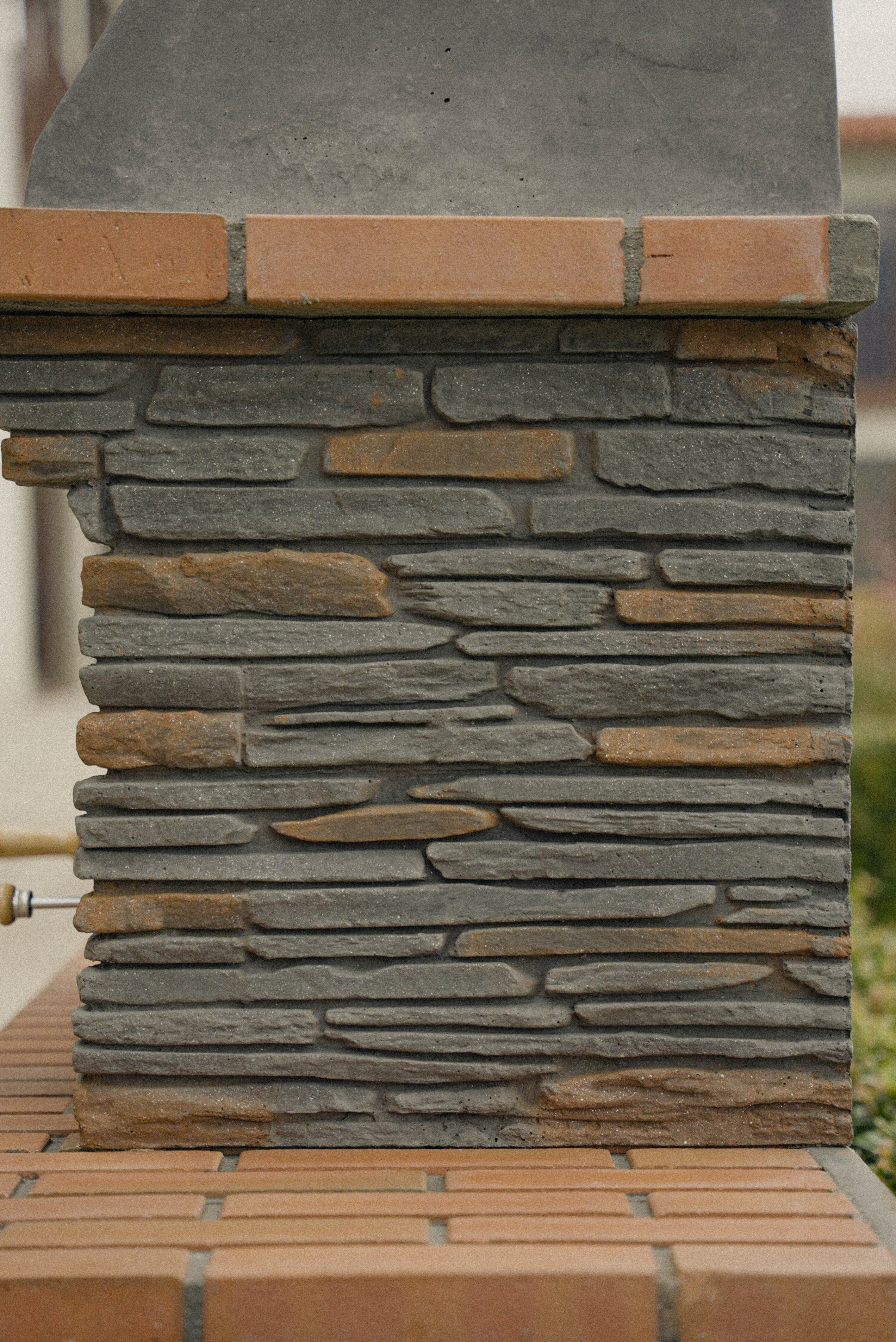 Barbacoa RIVIERA 402 – Piedra reconstituida, chimenea, leña/carbón