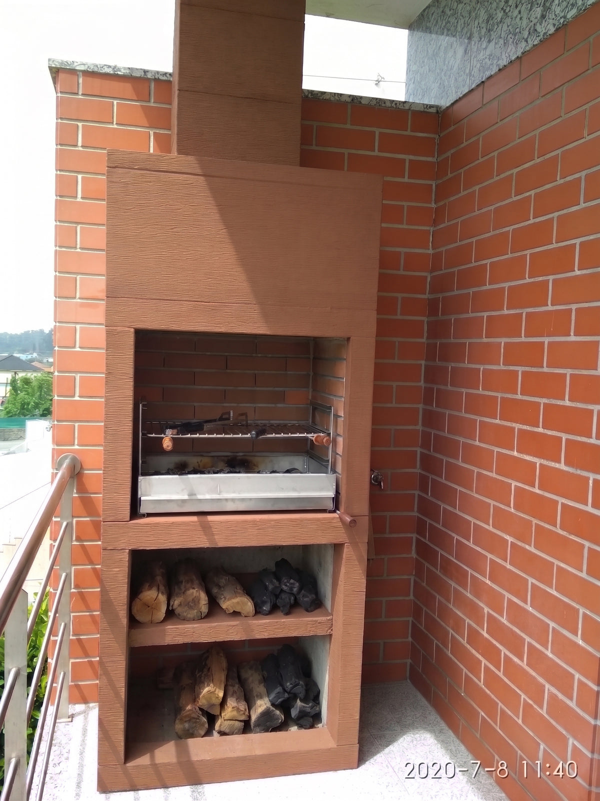 Línea 10 – Barbacoa de diseño moderno (4 colores) con parrilla de acero de 60 cm incluida