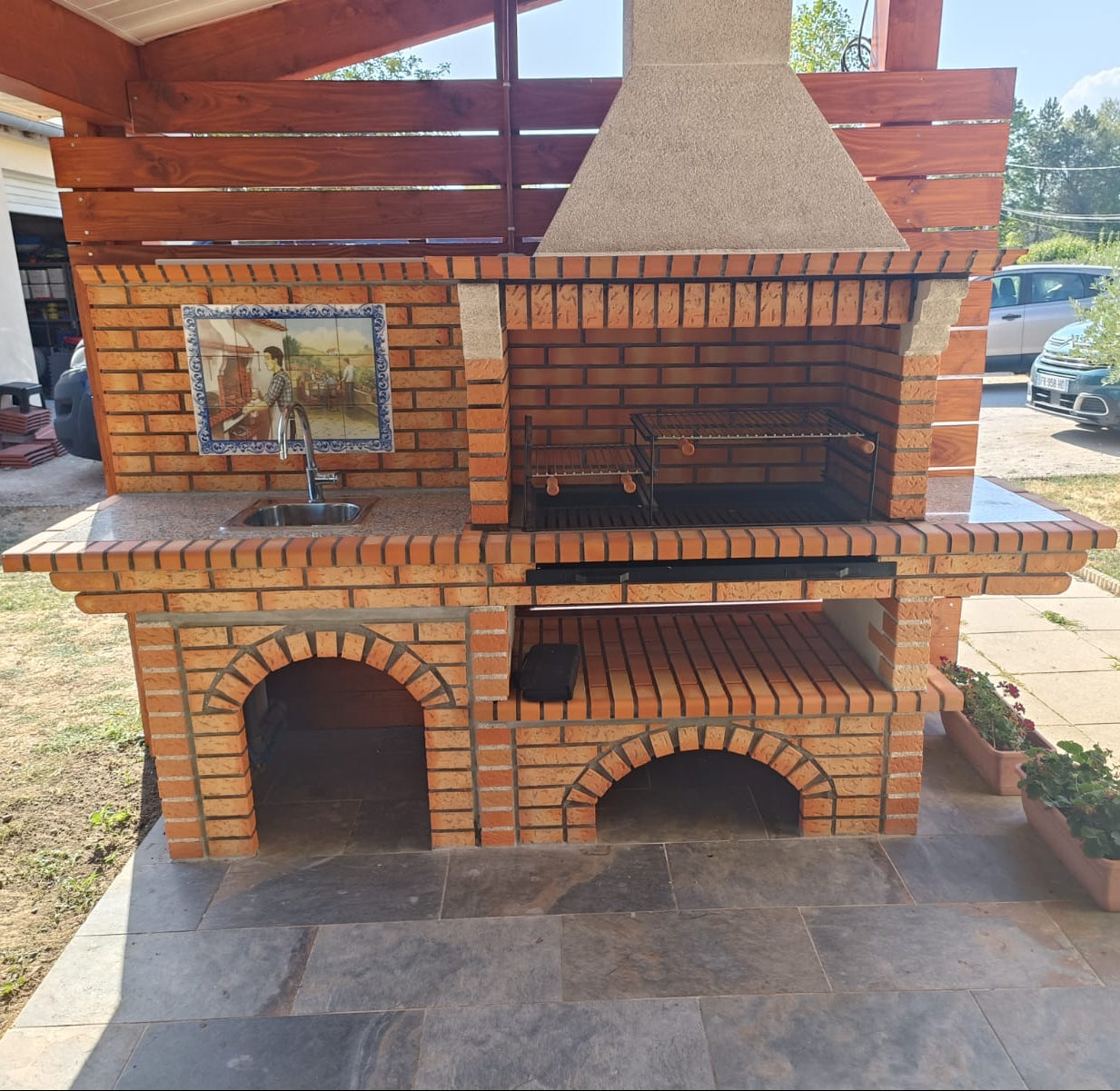 Calabria 326 – Barbacoa de ladrillo y piedra reconstruida con gran encimera – parrilla de 90 cm (fregadero + mural opcional)