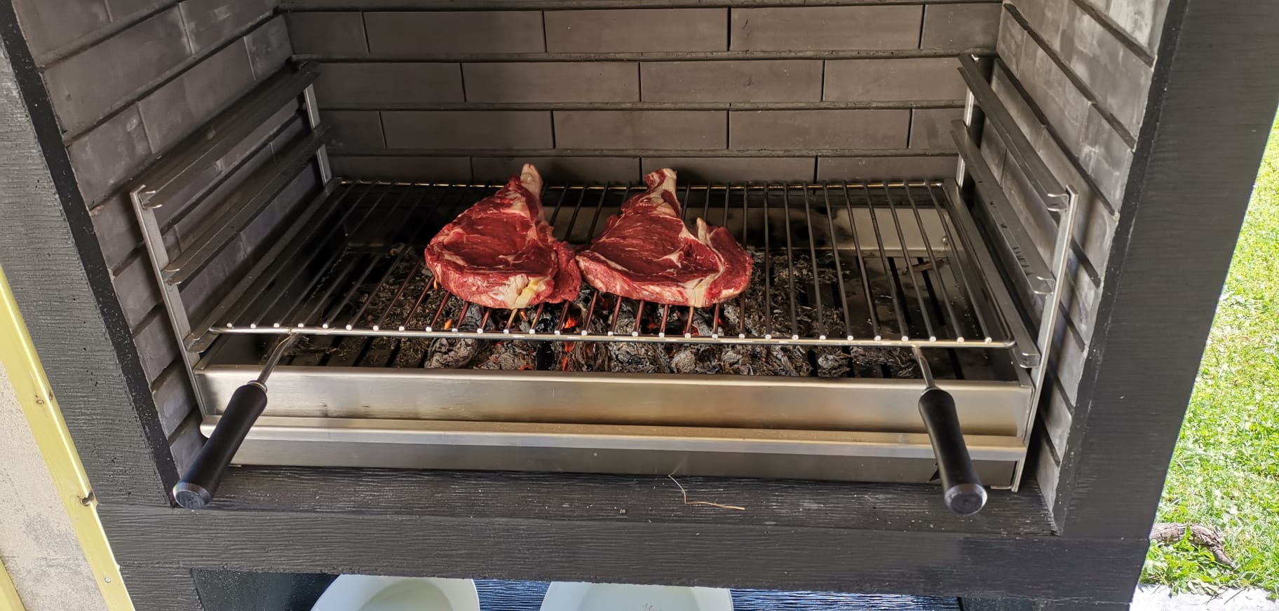 Línea 15 – Barbacoa moderna con balda lateral (4 colores) – parrilla de acero de 60 cm incluida