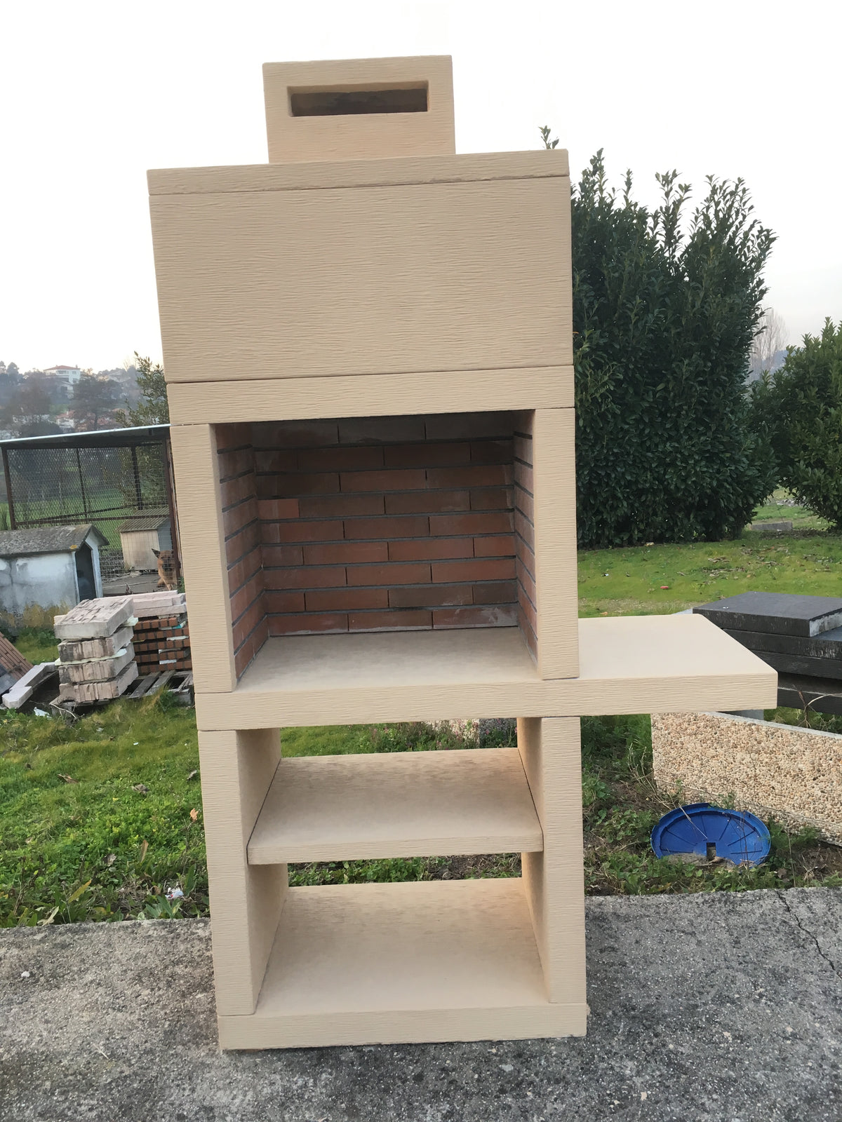 Línea 15 – Barbacoa moderna con balda lateral (4 colores) – parrilla de acero de 60 cm incluida