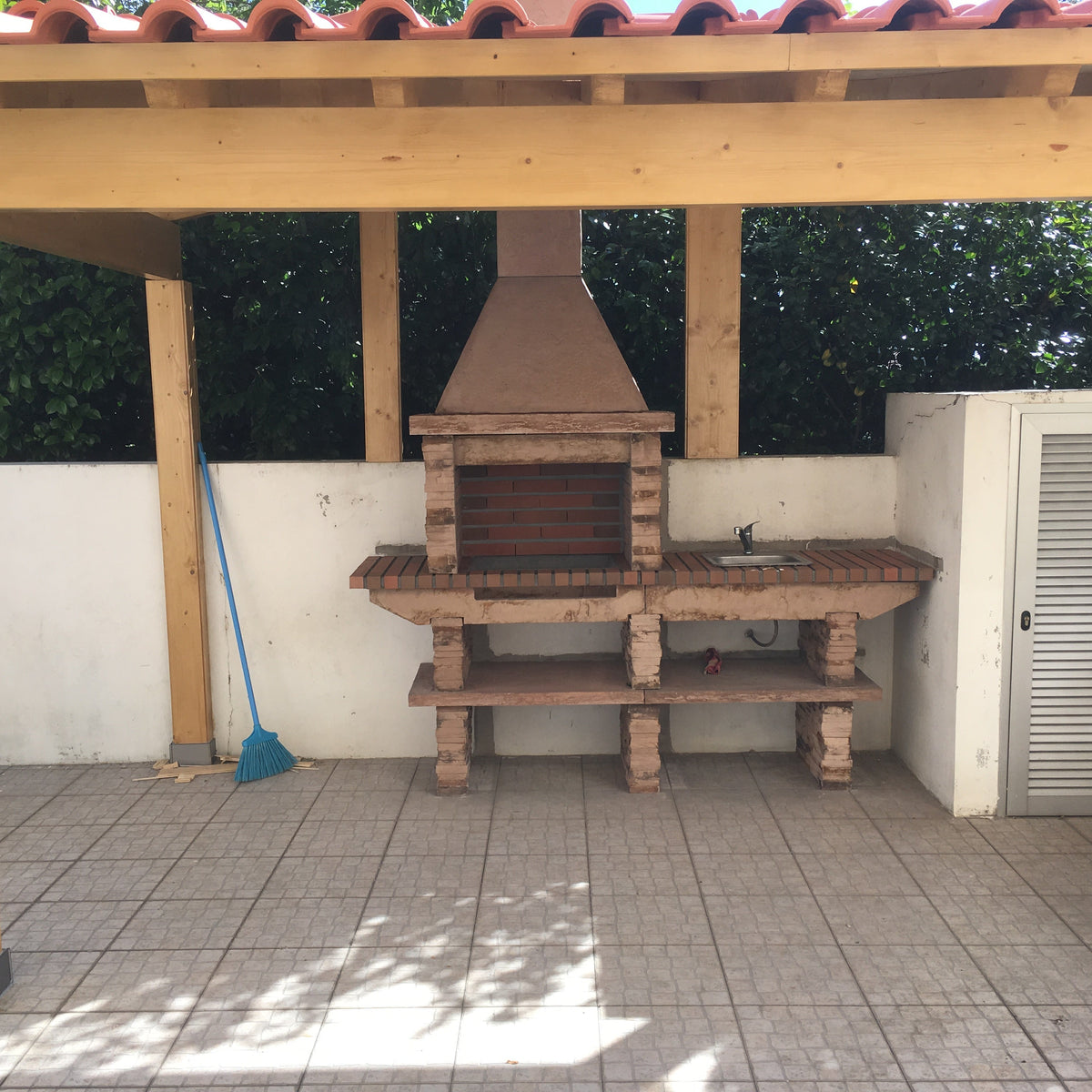 Basalto 360 – Barbacoa de piedra reconstituida de esquisto con fregadero + grifo de acero inoxidable – Parrilla de 60 cm (Gris o Marrón)