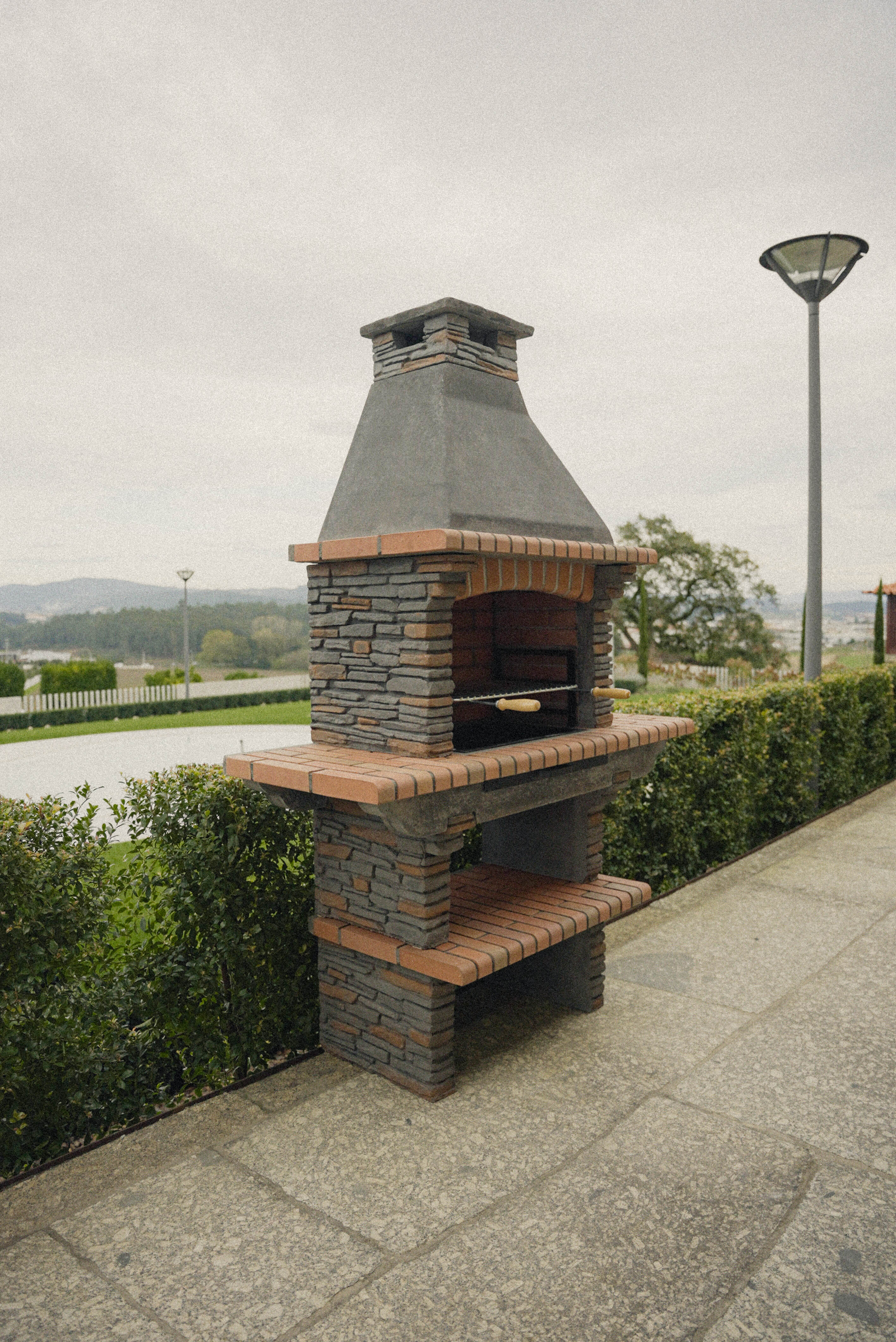 Barbacoa RIVIERA 402 – Piedra reconstituida, chimenea, leña/carbón
