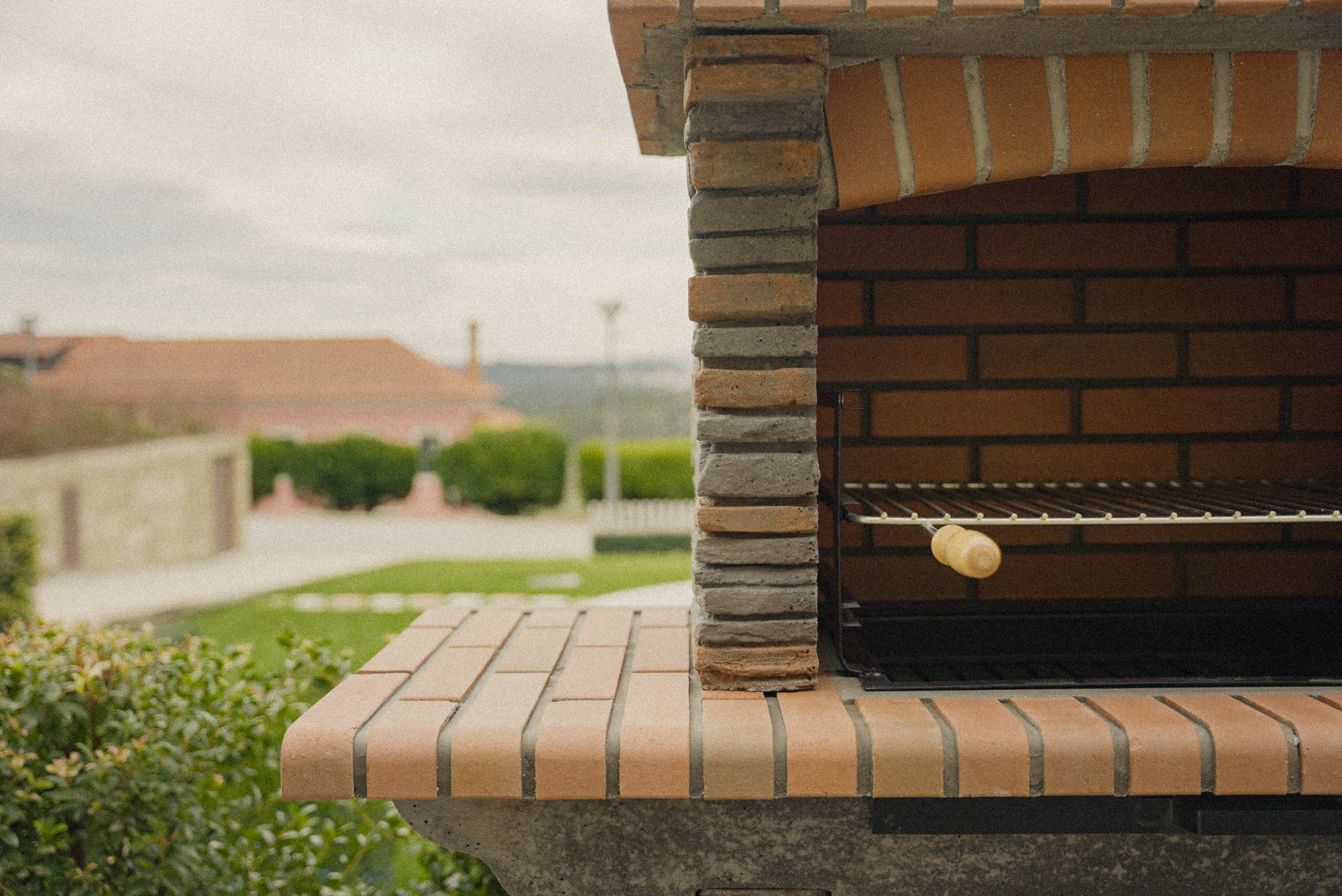 Barbacoa RIVIERA 402 – Piedra reconstituida, chimenea, leña/carbón