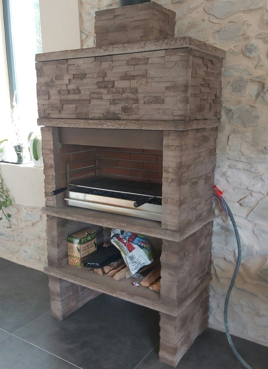 Montara 25 – Reconstituted stone barbecue with a slate-look finish and 80 cm grill (stainless steel optional)