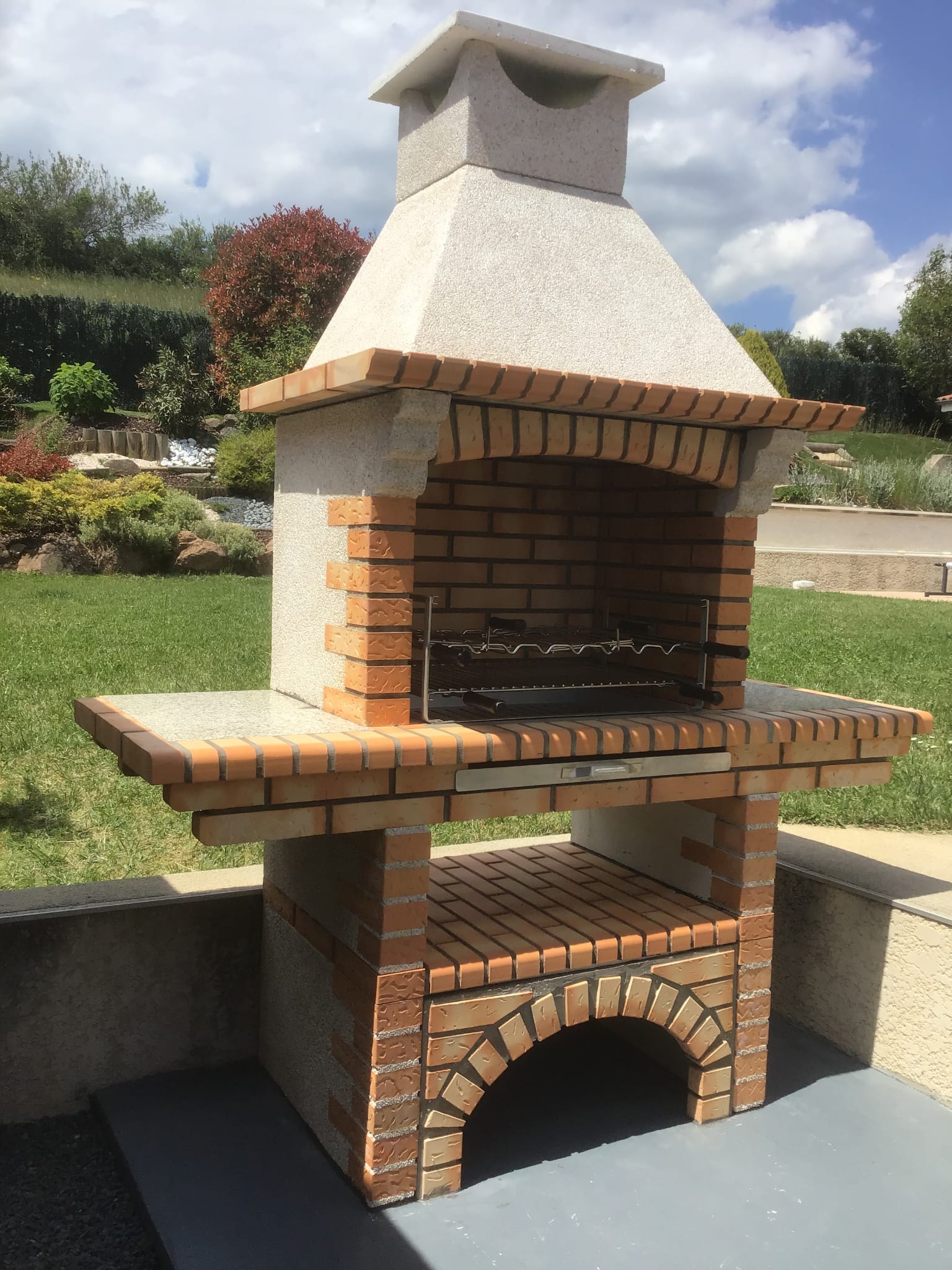 Calabria 206G – Barbacoa tradicional de ladrillo y piedra reconstituida con estante – parrilla 70 cm