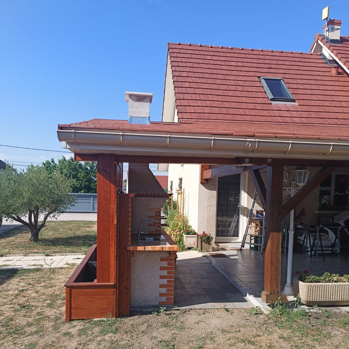 Calabria 326 – Barbacoa de ladrillo y piedra reconstruida con gran encimera – parrilla de 90 cm (fregadero + mural opcional)