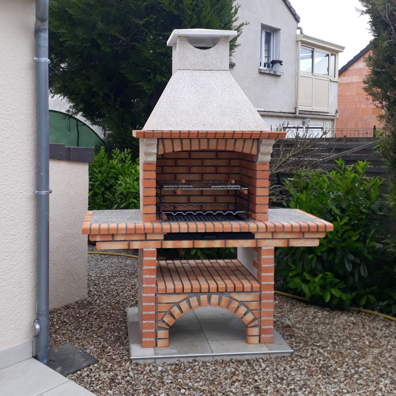 Calabria 206G – Barbacoa tradicional de ladrillo y piedra reconstituida con estante – parrilla 70 cm