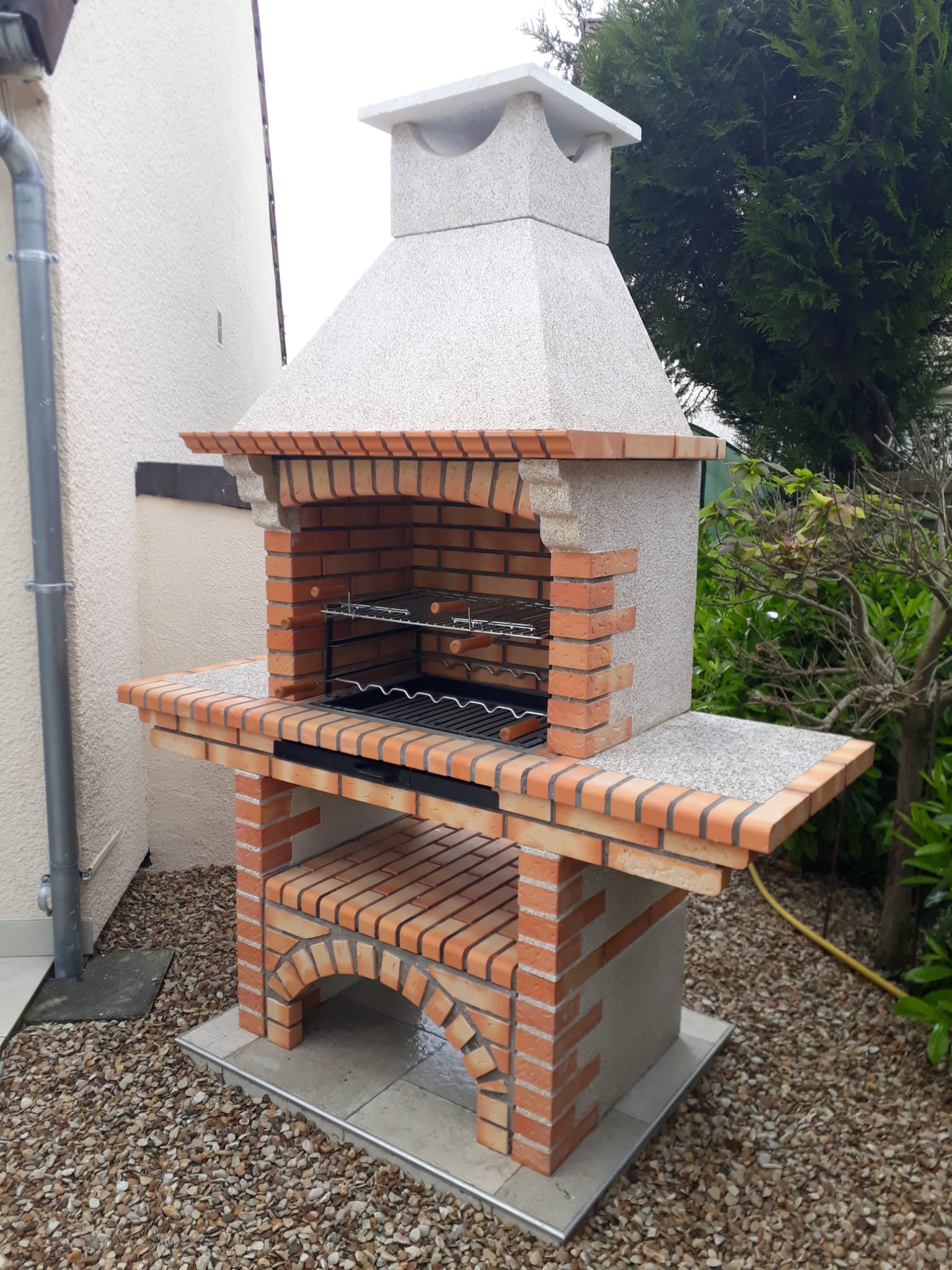 Calabria 206G – Barbacoa tradicional de ladrillo y piedra reconstituida con estante – parrilla 70 cm