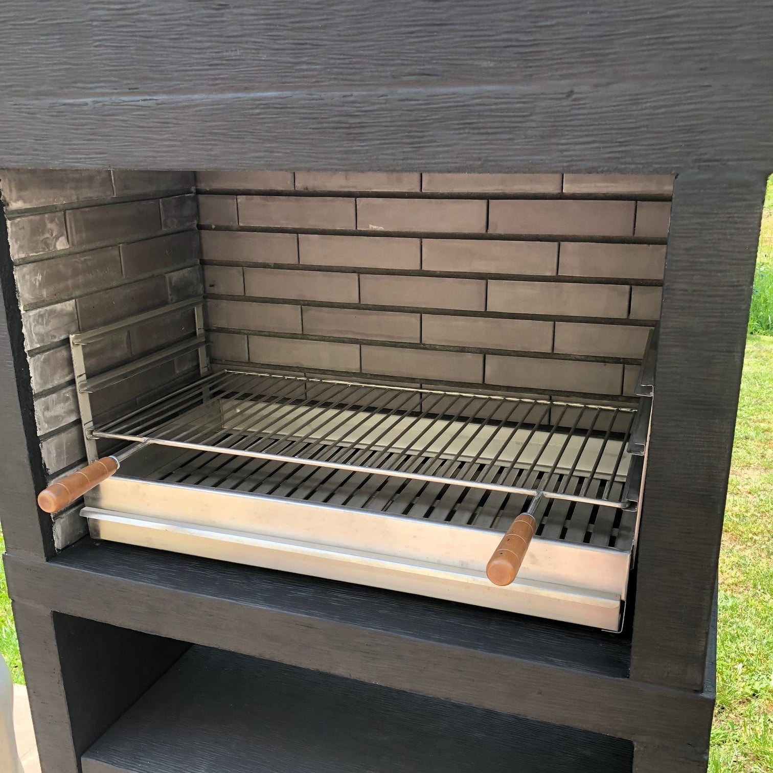 Línea 25 – Barbacoa moderna de diseño (4 colores) con parrilla de acero de 80 cm incluida